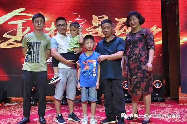 明光酒業(yè)重教賀金榜 清華學(xué)子鐘情老明光 —2018年明光市高考狀元趙翔赴清華園歡送儀式