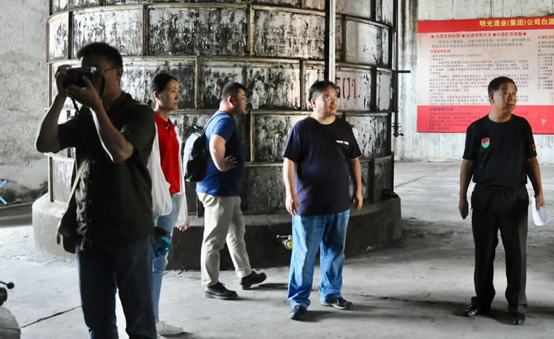 朱學(xué)東、蔣晨明蒞臨明光酒業(yè)考察指導(dǎo)