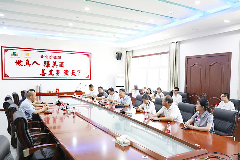 明光市副市長王春一行來明光酒業(yè)調(diào)研