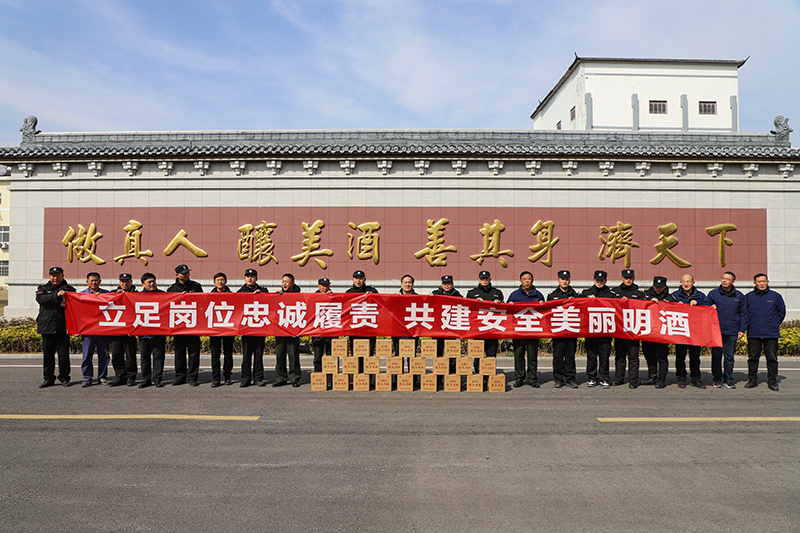 華興安帶隊慰問安保后勤和倉儲裝卸一線人員