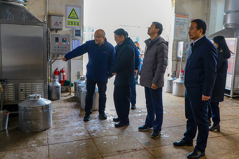 滁州市人大常委會調(diào)研組調(diào)研明光酒業(yè)